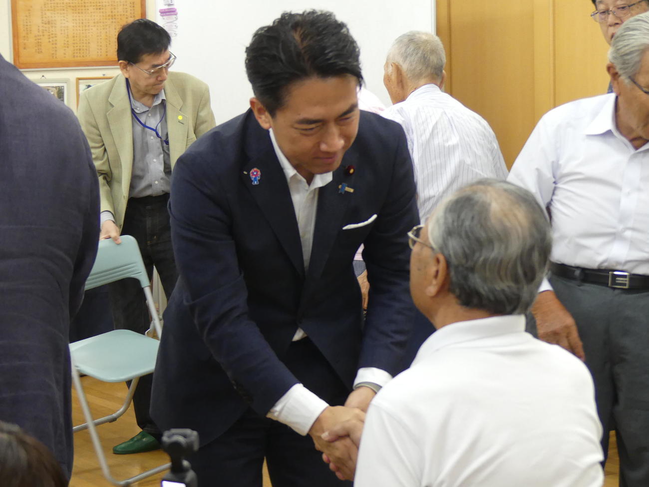自民党支持者との車座集会で出席者と握手を交わす小泉進次郎農相（撮影・中山知子）