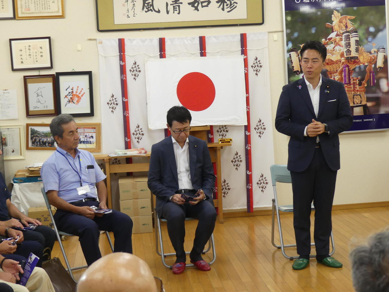 自民党支援者との車座集会に臨む小泉進次郎農相（右）（撮影・中山知子）