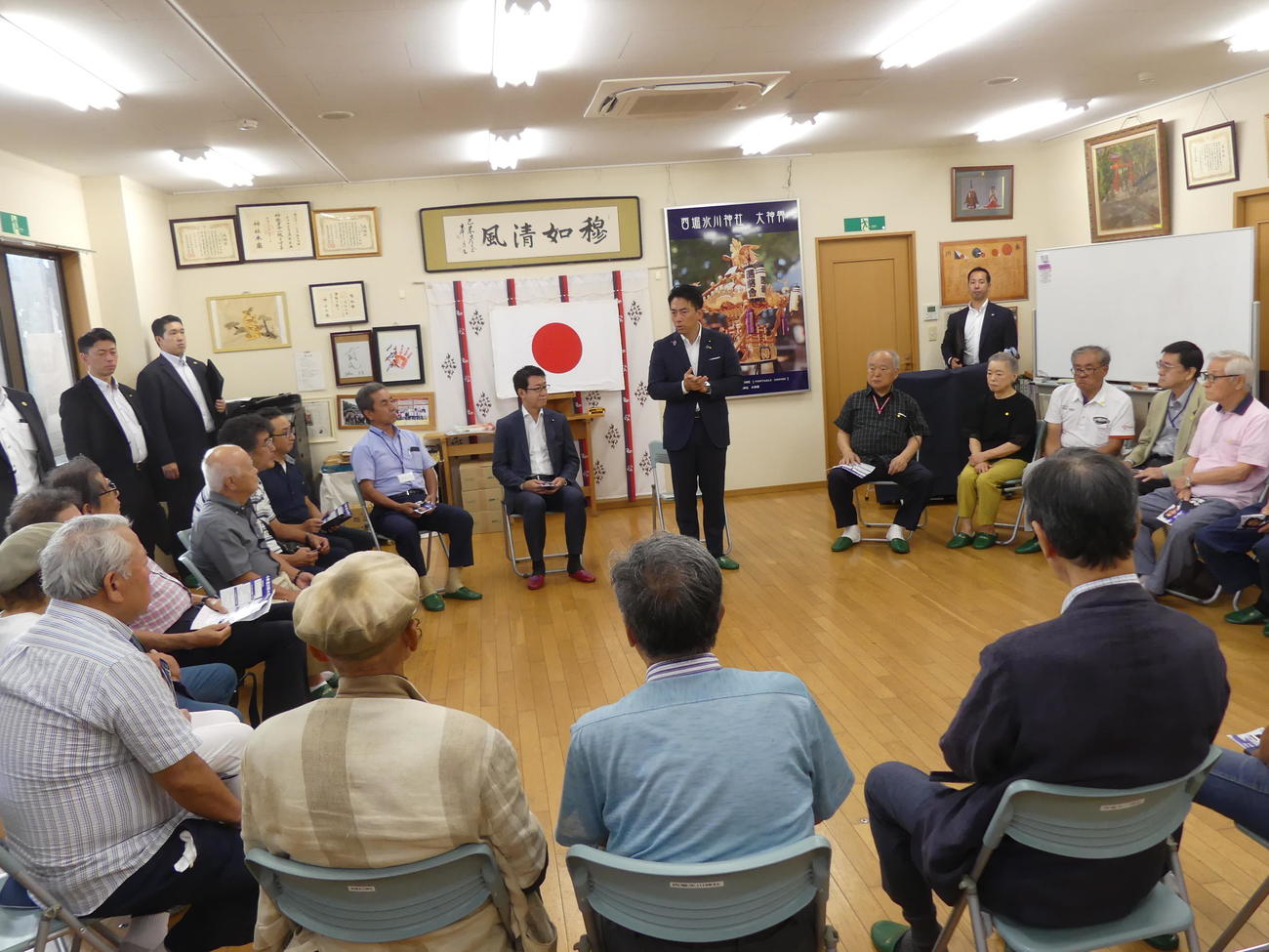 自民党支持者との車座集会であいさつする小泉進次郎農相（中央）（撮影・中山知子）