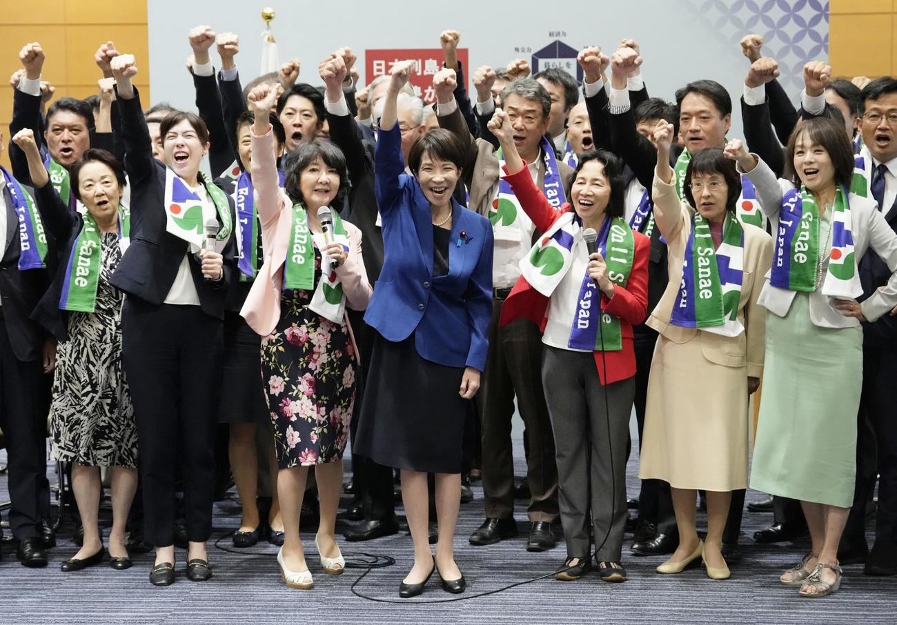 自民党総裁選の出陣式で気勢を上げる高市前経済安保相（中央）＝22日午前11時15分、国会（共同）