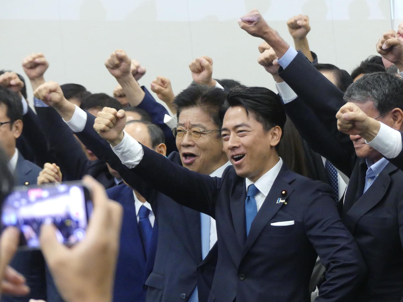 総裁選の出陣式で、選対本部長の加藤勝信財務相（左）とともに気勢を上げる小泉進次郎農相（撮影・中山知子）