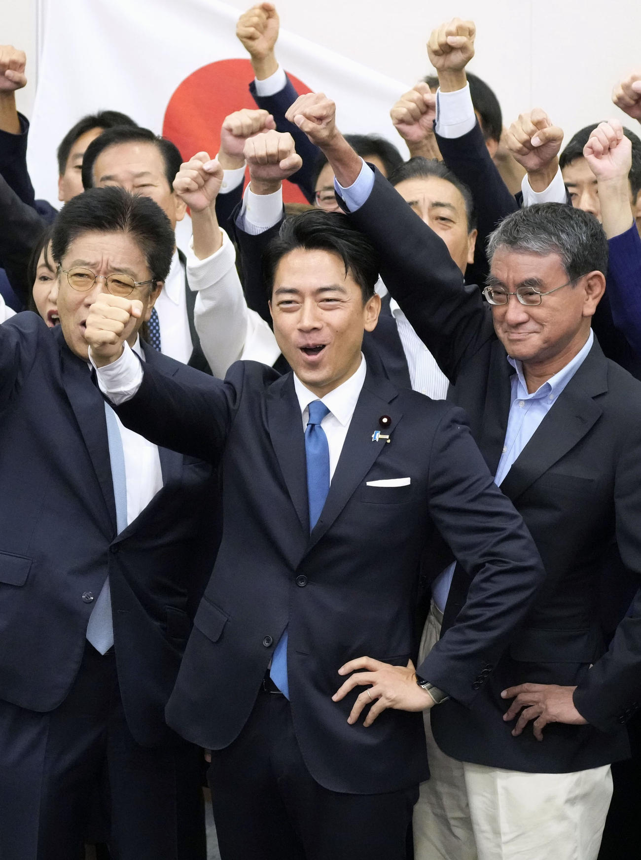 自民党総裁選の出陣式で気勢を上げる小泉農相＝22日午後0時15分、国会（共同）