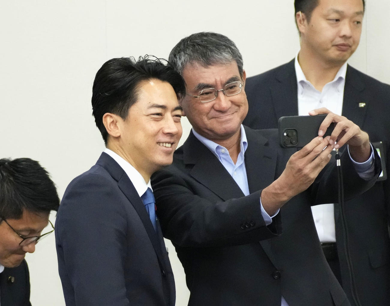 自民党総裁選の出陣式を前に河野前デジタル相（右）と記念写真を撮る小泉農相＝22日午前11時58分、国会（共同）