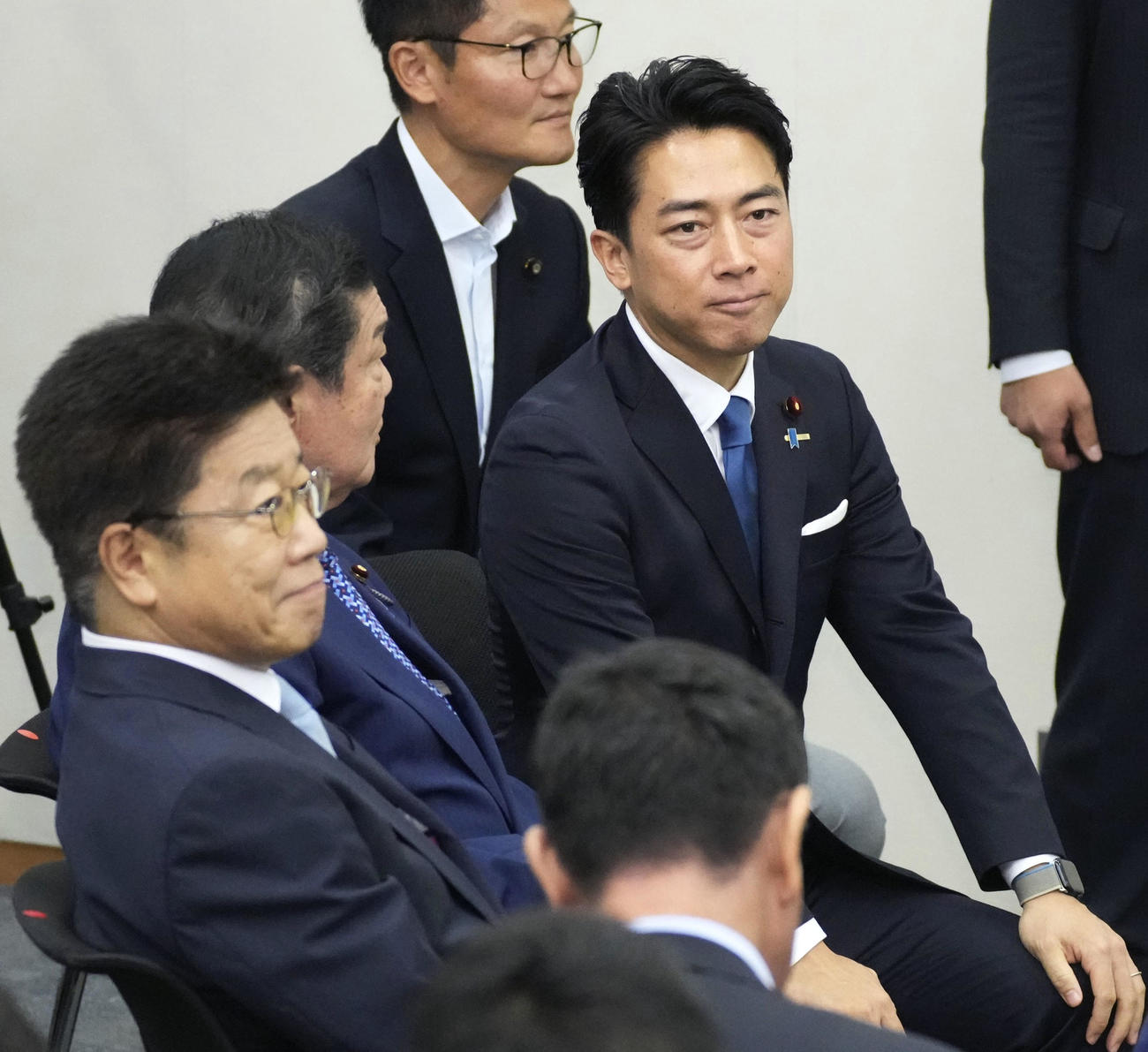 自民党総裁選の出陣式に臨む小泉農相（右）＝22日午前11時58分、国会（共同）