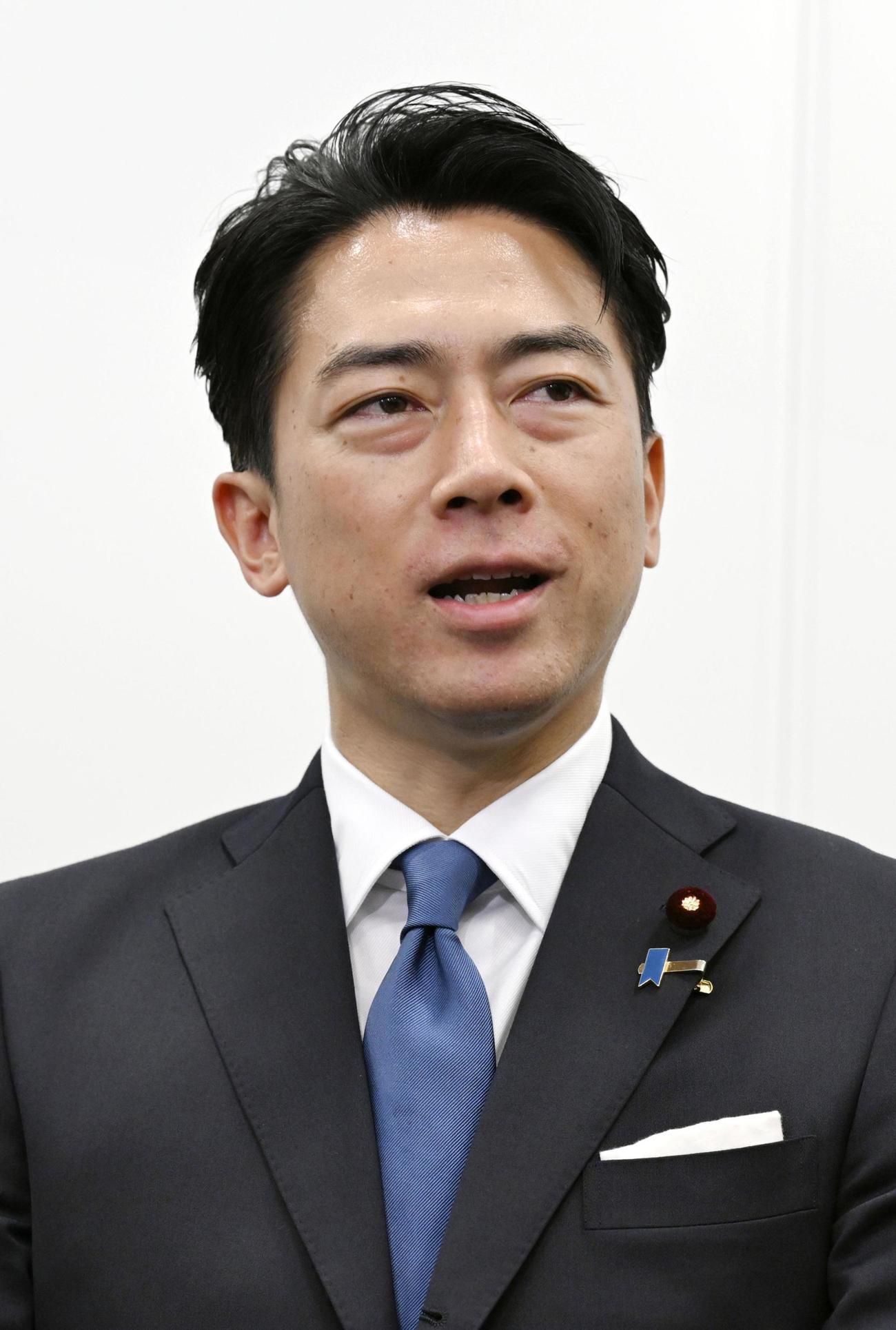 記者団の取材に応じる小泉農相＝22日午前11時15分、国会（共同）
