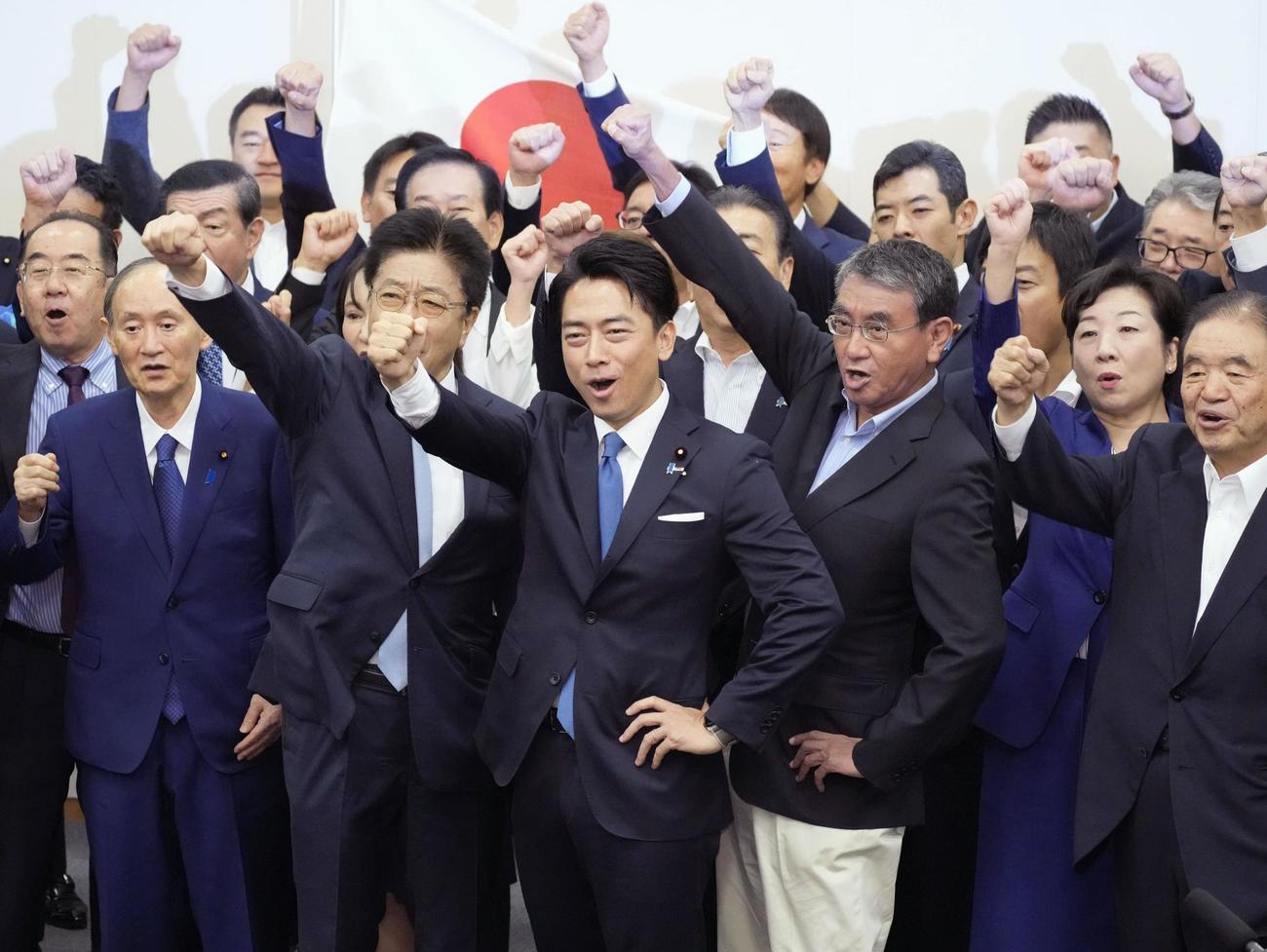 自民党総裁選の出陣式で気勢を上げる小泉農相（中央）＝22日午後0時15分、国会（共同）
