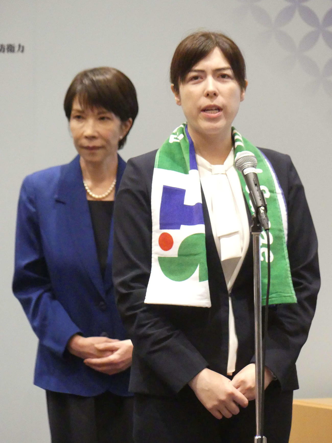 高市早苗氏の出陣式であいさつする自民党の小野田紀美参院議員。後は高市早苗・前経済安保担当相（撮影・中山知子）