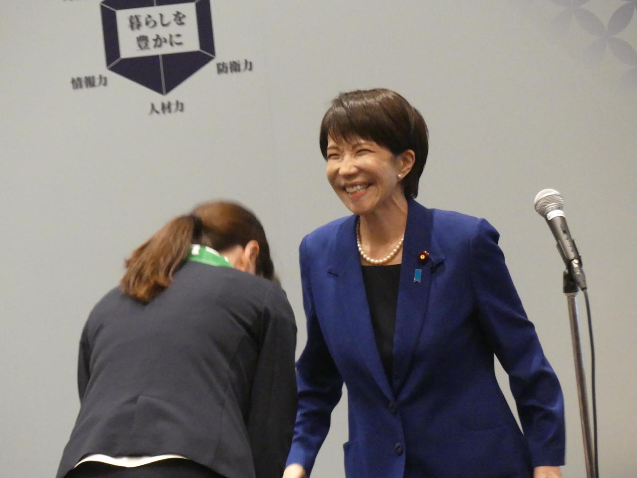 出陣式であいさつを終えた小野田紀美参院議員と握手をかわす高市早苗・前経済安保担当相（撮影・中山知子）