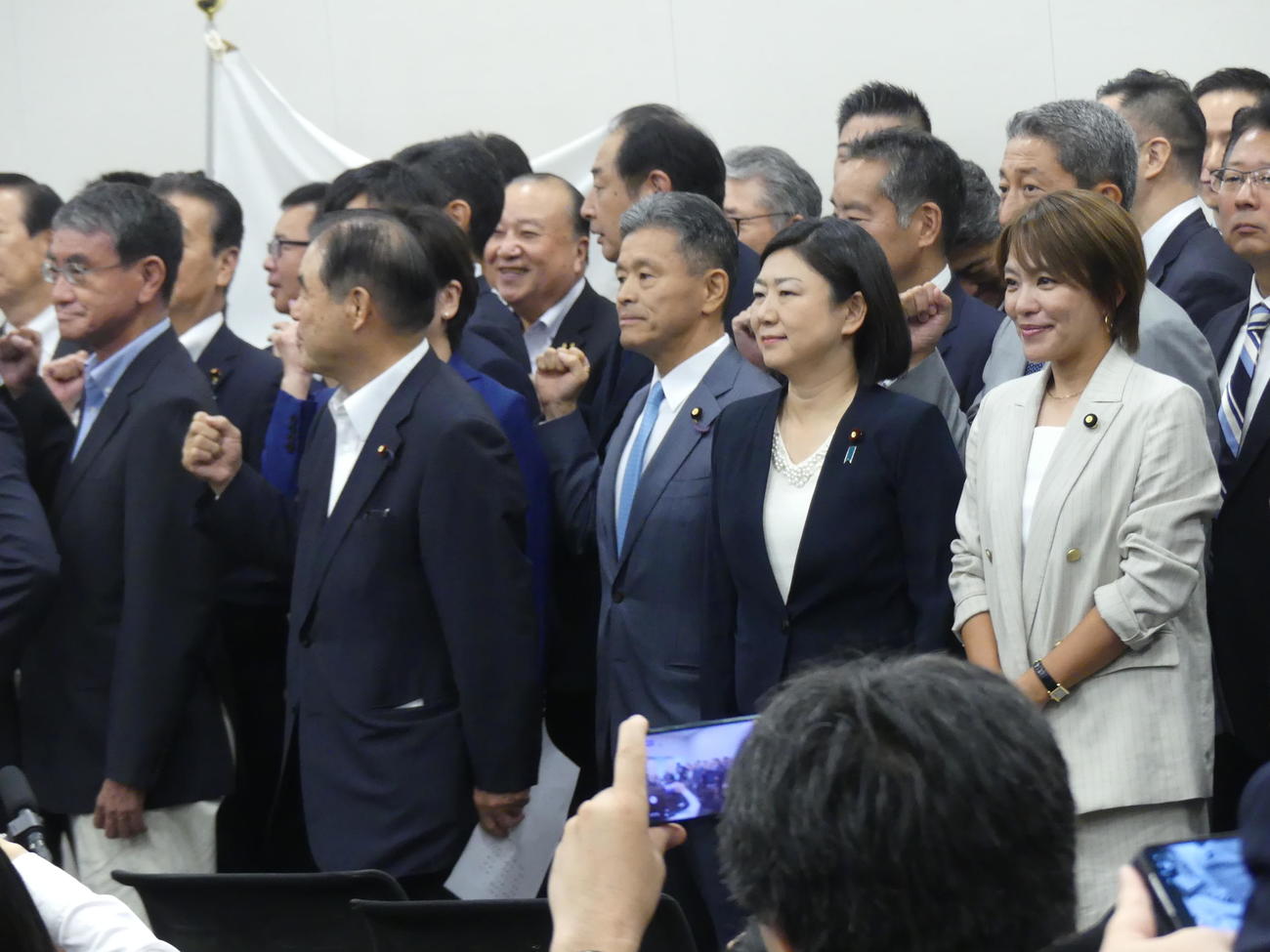 小泉進次郎農相の総裁選出陣式に出席する今井絵理子参院議員（前列右）