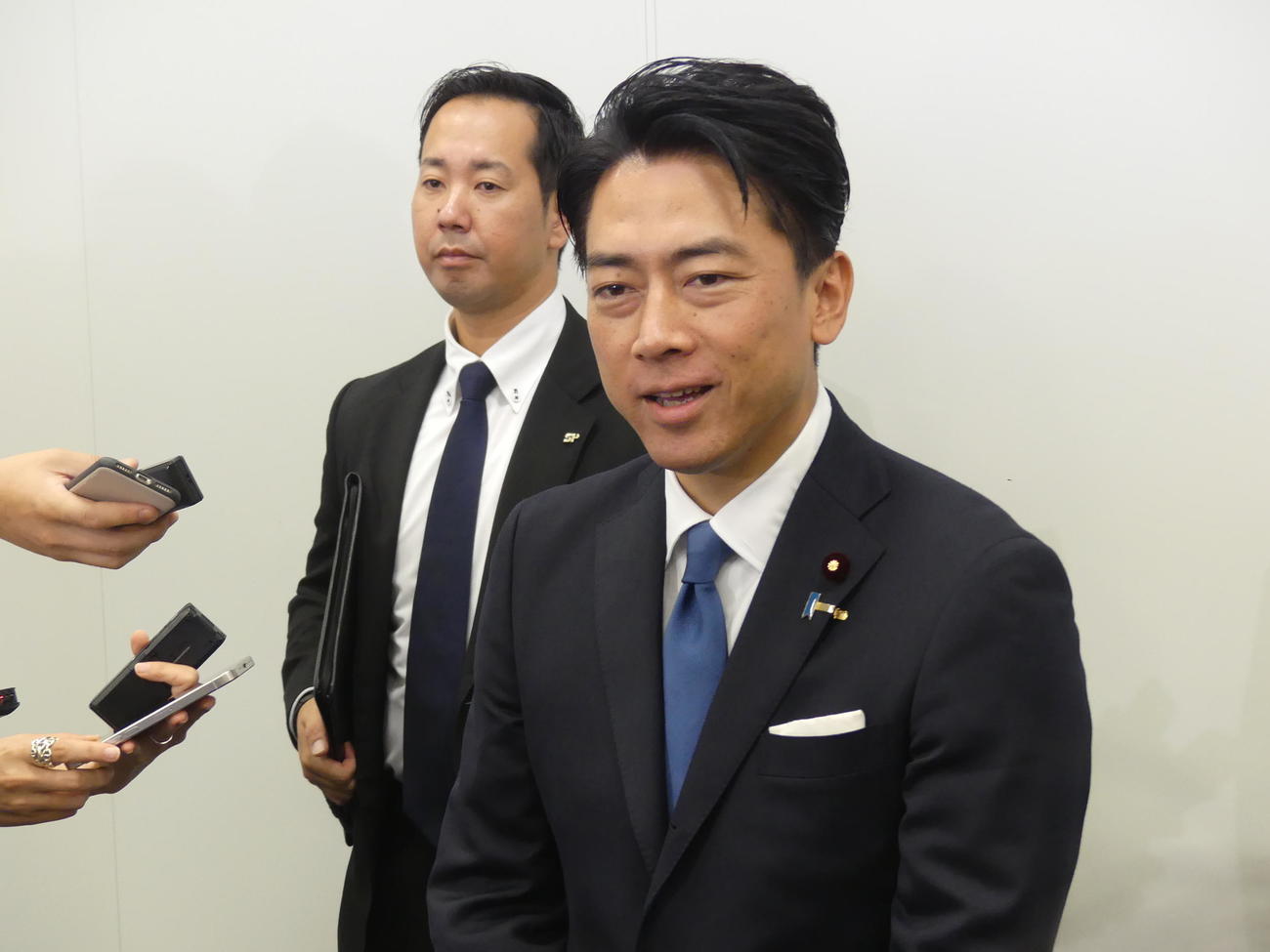 自民党総裁選が告示され、報道陣の取材に応じる小泉進次郎農相（撮影・中山知子）