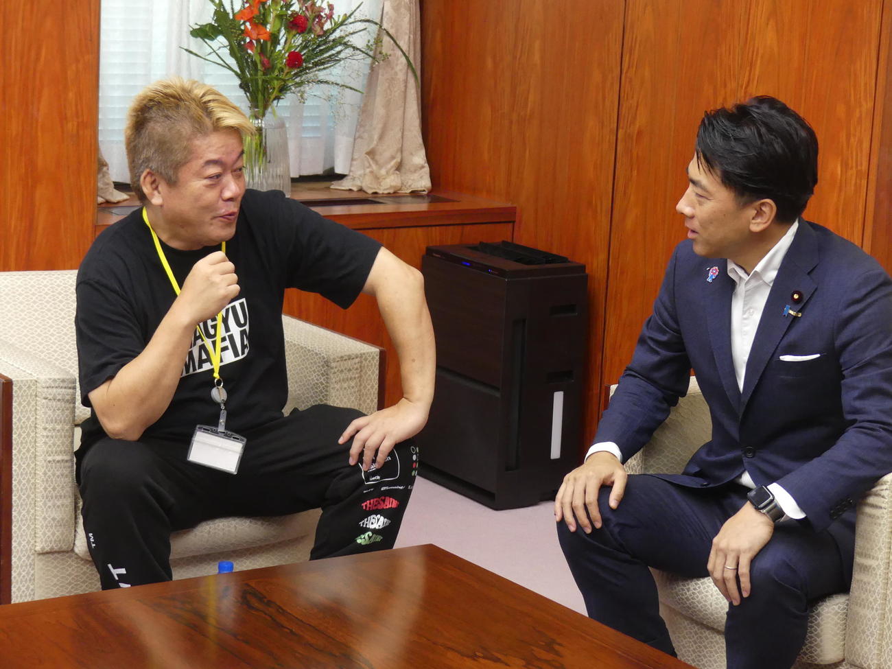 コメの輸出促進などをめぐり意見交換する小泉進次郎農相（右）と堀江貴文氏（2025年9月撮影）