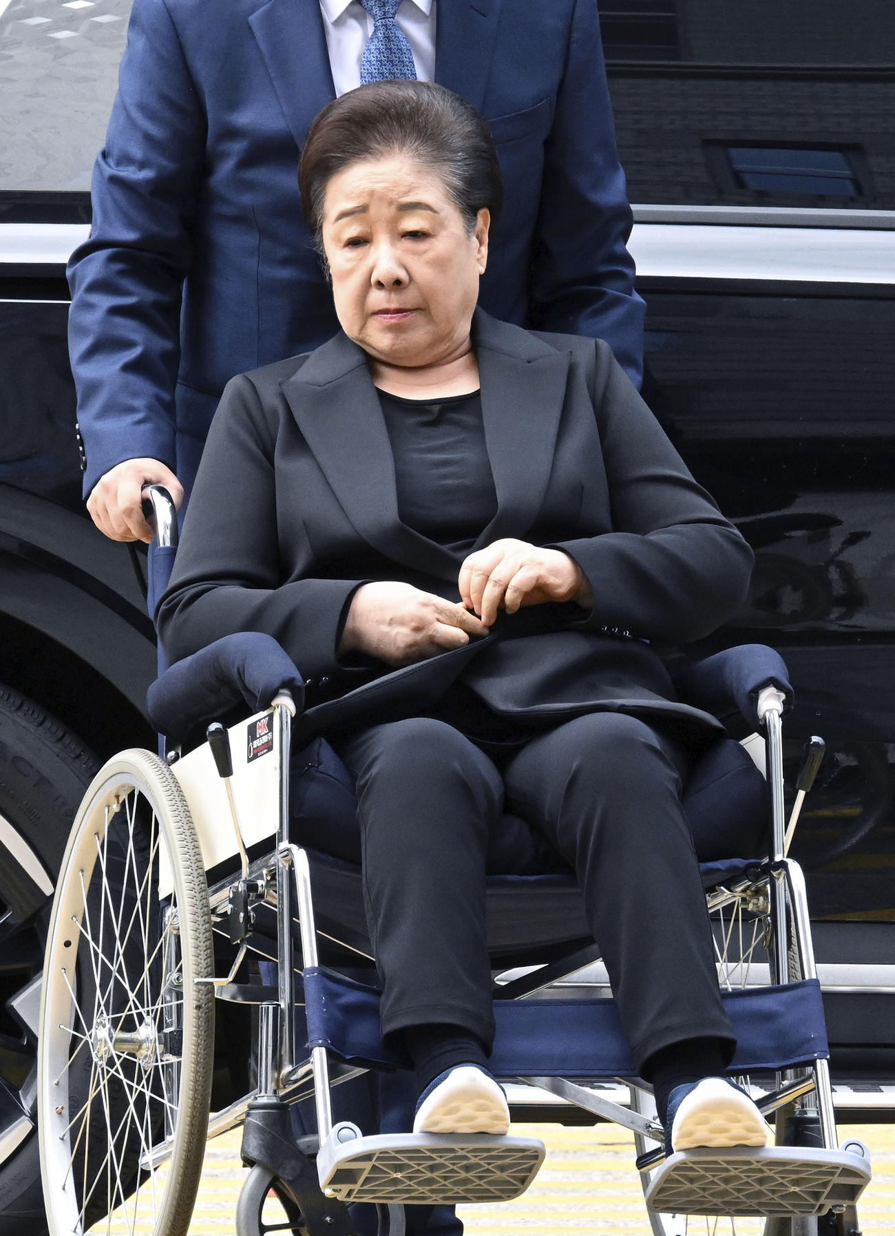 22日、韓国のソウル中央地裁へ車いすに乗って出頭する旧統一教会の韓鶴子総裁（共同）