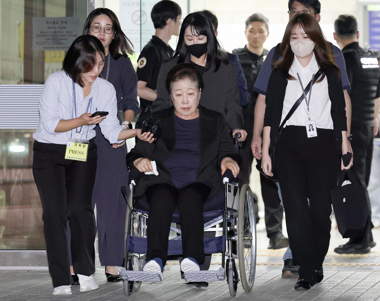 韓国のソウル中央地裁を後にする旧統一教会の韓鶴子総裁（中央）＝22日（共同）