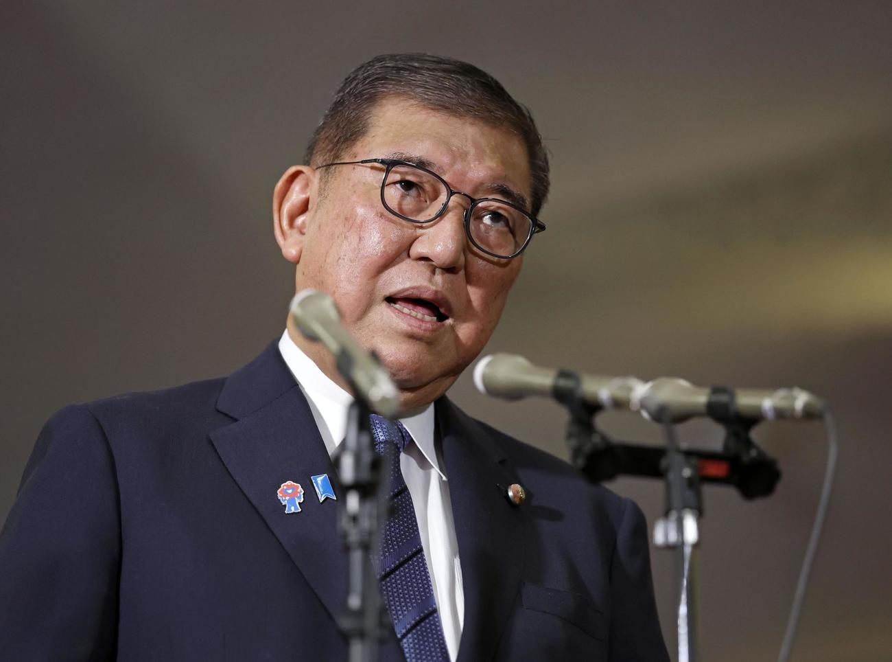 国連総会への出発前に記者団の取材に応じる石破首相（共同）