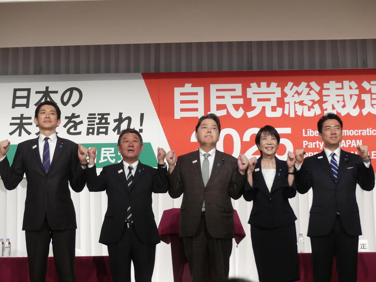 総裁選の共同会見に臨む左から小林鷹之・元経済安保担当相、茂木敏充前幹事長、林芳正官房長官、高市早苗・前経済安保担当相、小泉進次郎農相（撮影・中山知子）