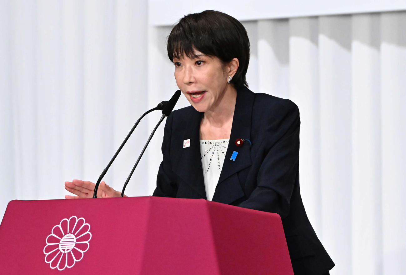 質問に答える高市早苗前経済安保相（代表撮影）