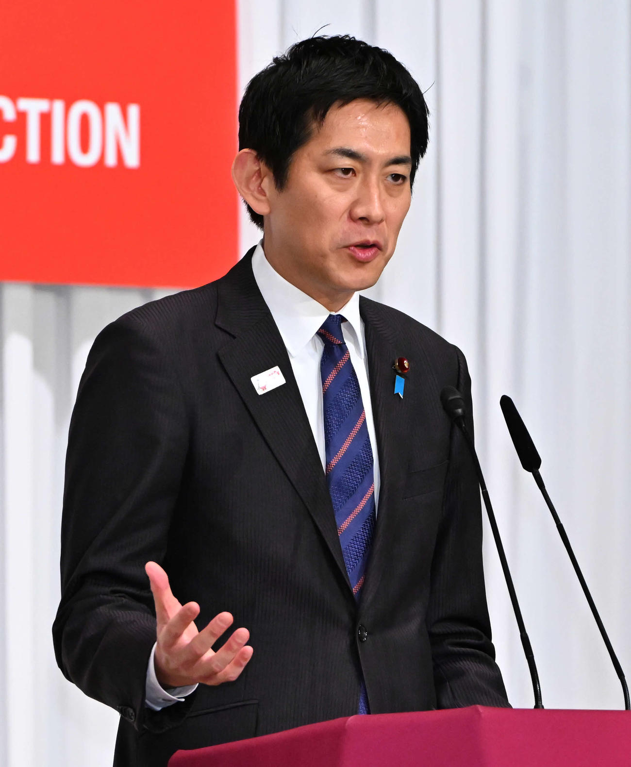 質問に答える小林鷹之元経済安保相官（代表撮影）