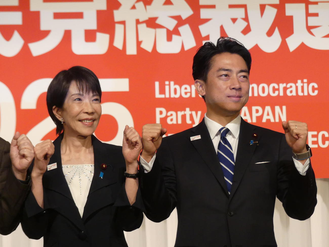 総裁選の共同記者会見を前に、カメラマンのポーズに応じる高市早苗・前経済安保担当相（左）と小泉進次郎農相（撮影・中山知子）