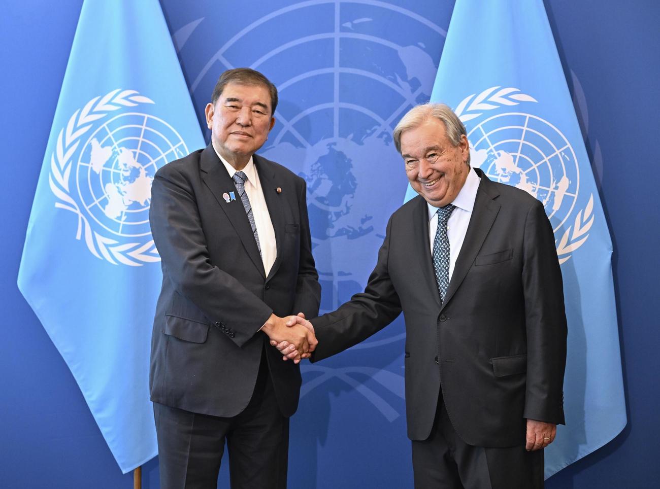 国連のグテレス事務総長（右）と握手する石破首相（代表撮影・共同）