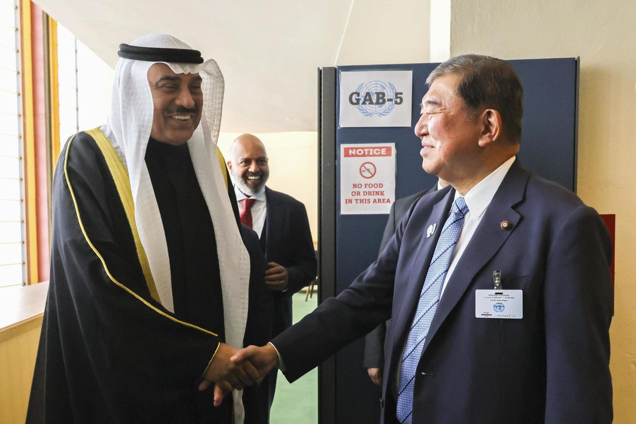 クウェートのサバハ皇太子（左）と握手をする石破首相（内閣広報室提供・共同）