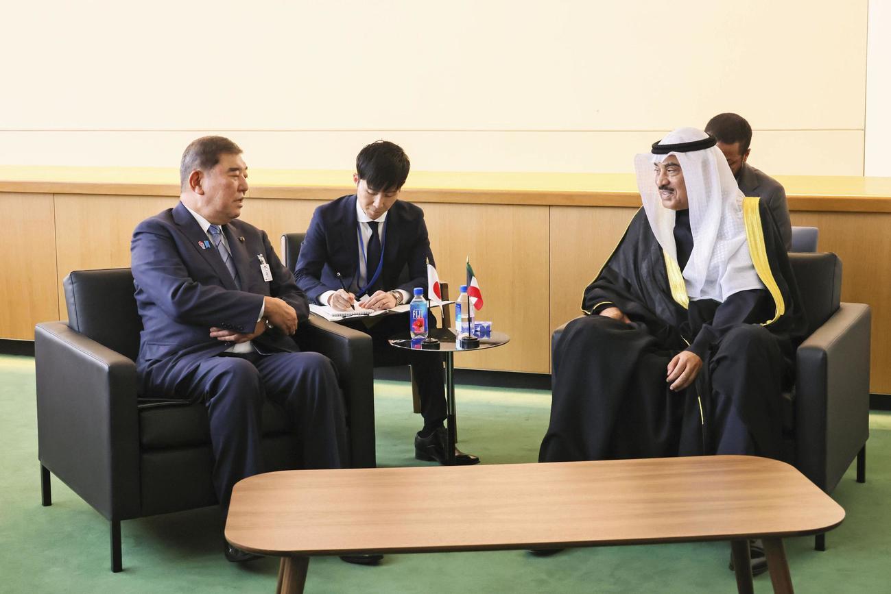 クウェートのサバハ皇太子（右）と会談する石破首相＝（内閣広報室提供・共同）