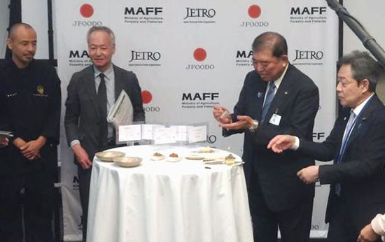 米ニューヨークのレストランで開かれた日本産食品の輸出を促進するイベントで試食する石破首相（共同）