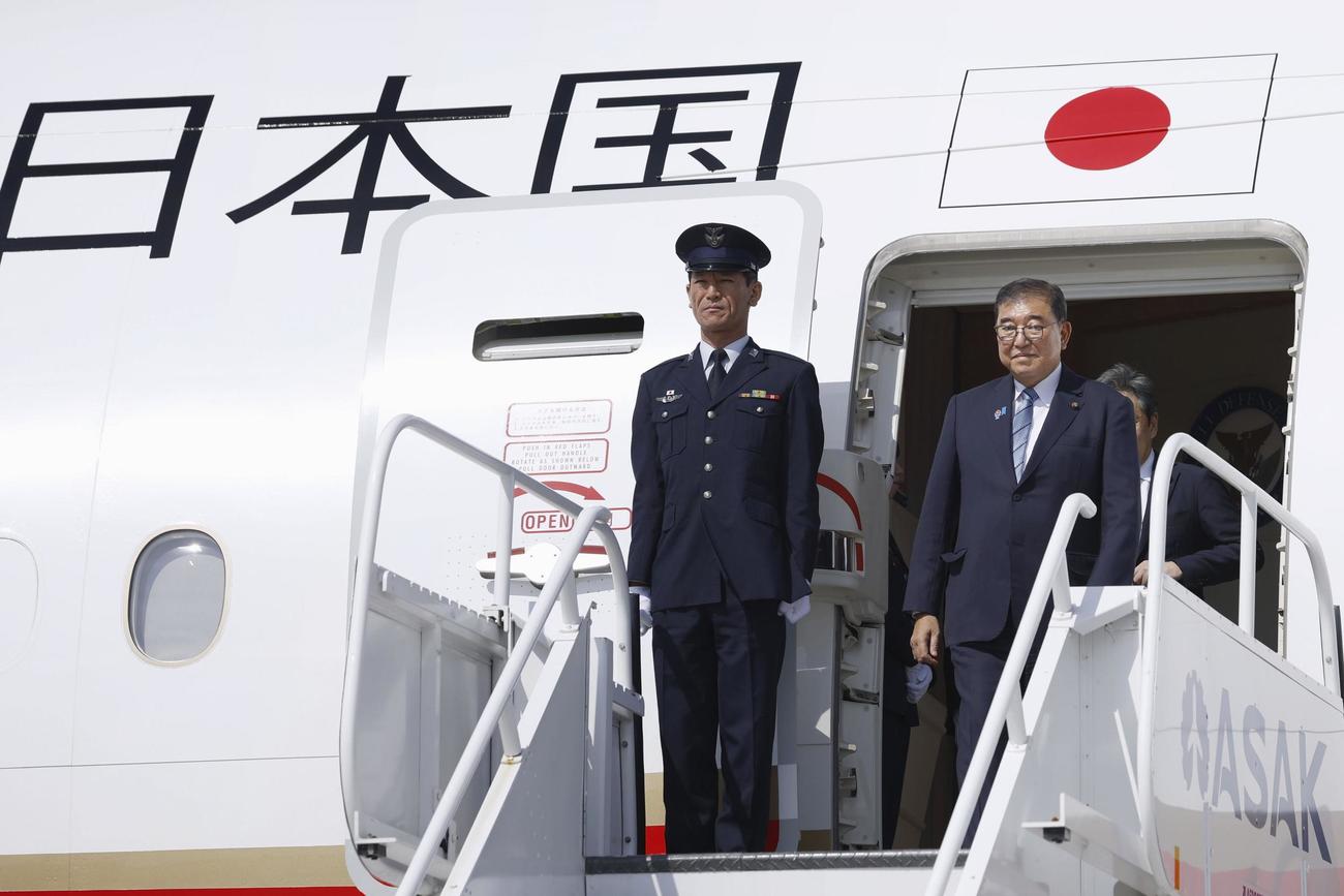 国連総会に出席するため、米ニューヨークのケネディ国際空港に到着した石破首相（共同）