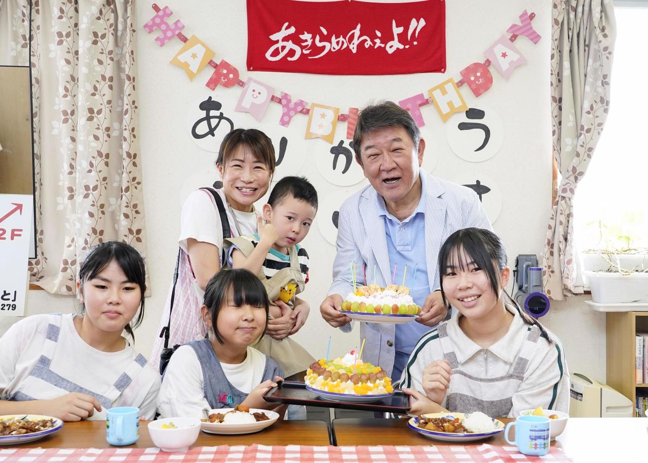 子ども食堂を視察し、写真に納まる自民党の茂木前幹事長（共同）