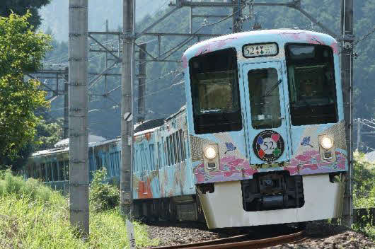 ハロウィンアフタヌーンティー列車として初めて運行される西武鉄道の全席レストラン車両「52席の至福」