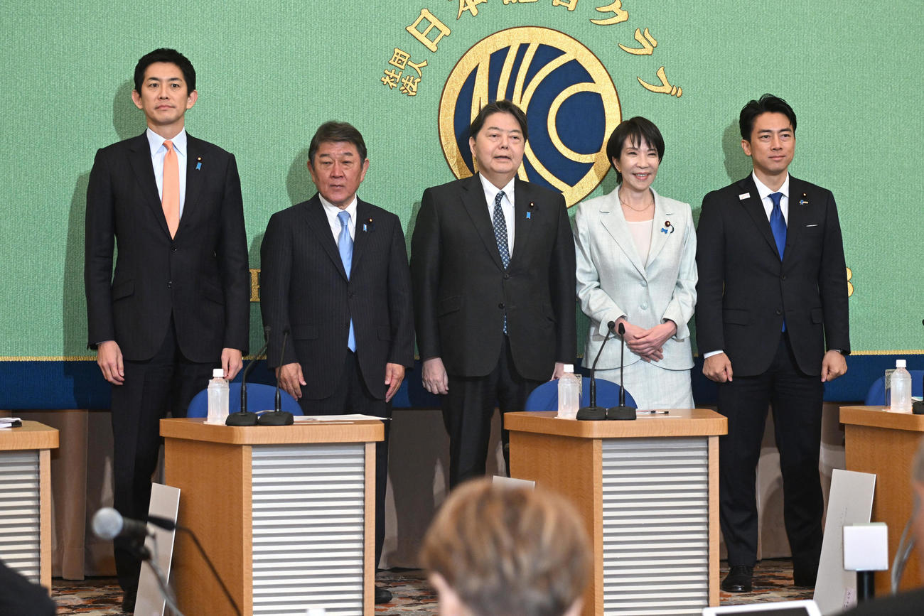 日本記者クラブ主催の討論会で写真に納まる（左から）小林鷹之元経済安保相、茂木敏充前幹事長、林芳正官房長官、高市早苗前経済安保相、小泉進次郎農水相（代表撮影）