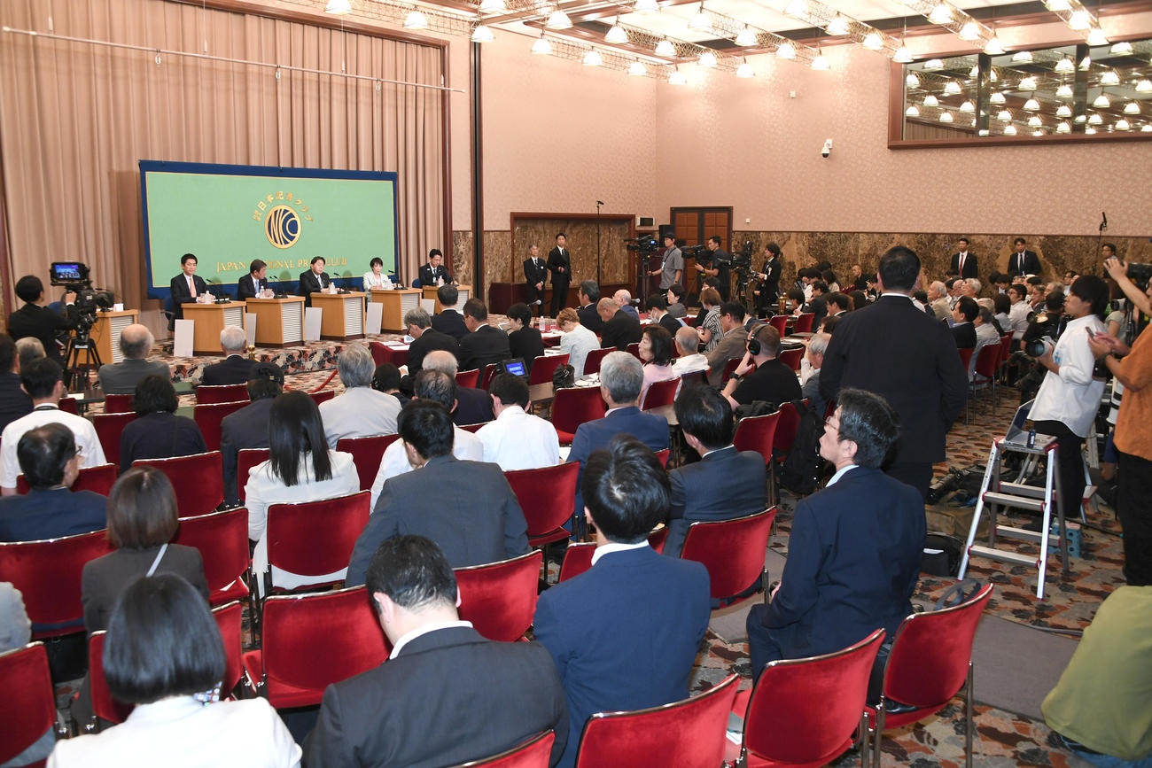 日本記者クラブ主催の討論会に参加した（壇上左から）小林鷹之元経済安保相、茂木敏充前幹事長、林芳正官房長官、高市早苗前経済安保相、小泉進次郎農水相（代表撮影）