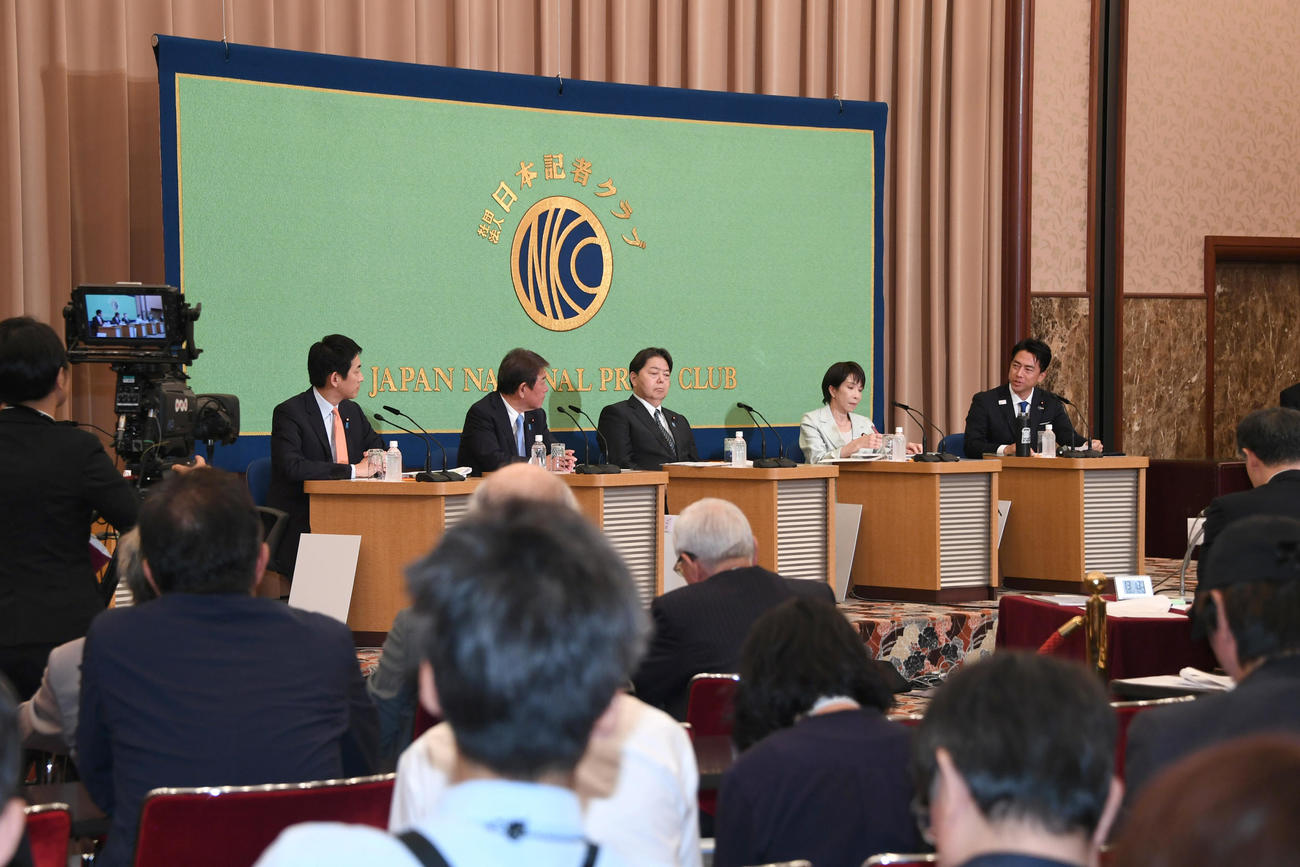 日本記者クラブ主催の討論会　（左から）小林鷹之元経済安保相、茂木敏充前幹事長、林芳正官房長官、高市早苗前経済安保相、小泉進次郎農水相（代表撮影）