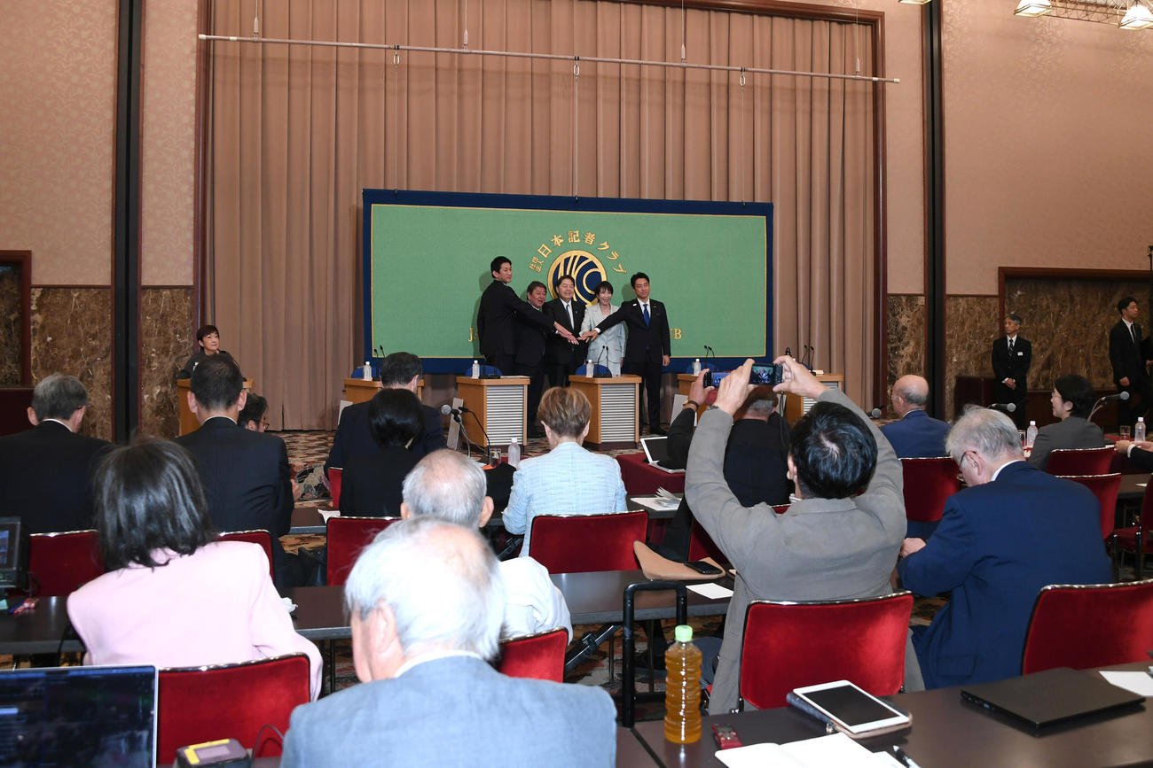 日本記者クラブ主催の討論会　（左から）小林鷹之元経済安保相、茂木敏充前幹事長、林芳正官房長官、高市早苗前経済安保相、小泉進次郎農水相（代表撮影）