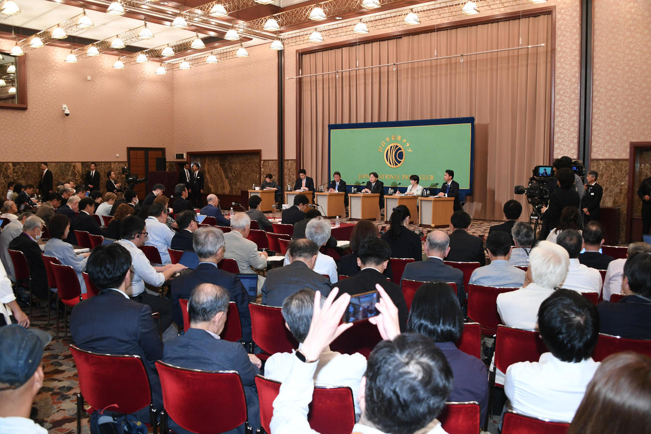日本記者クラブ主催の討論会　（壇上左から）小林鷹之元経済安保相、茂木敏充前幹事長、林芳正官房長官、高市早苗前経済安保相、小泉進次郎農水相（代表撮影）