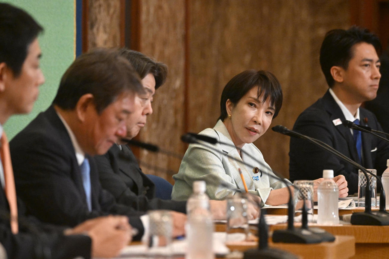 日本記者クラブ主催の討論会に参加した高市早苗前経済安保相（右から2人目）、右は小泉進次郎農水相（代表撮影）