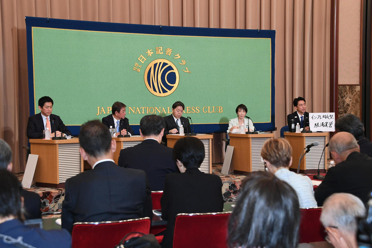 日本記者クラブ主催の討論会　（左から）小林鷹之元経済安保相、茂木敏充前幹事長、林芳正官房長官、高市早苗前経済安保相、小泉進次郎農水相（代表撮影）
