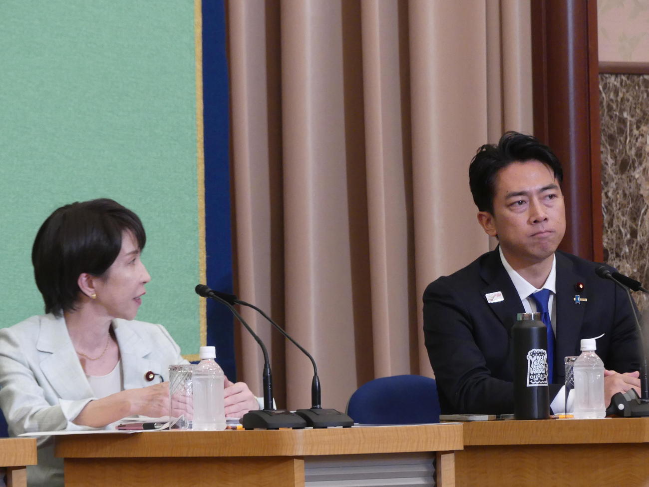 日本記者クラブの候補者討論で小泉進次郎農相（右）に質問を投げかける高市早苗・前計座安保担当相（撮影・中山知子）