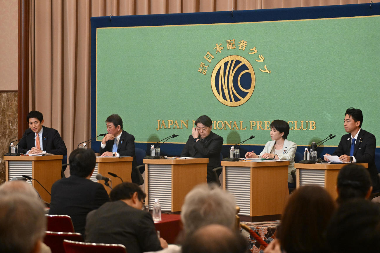 日本記者クラブ主催の討論会に参加した（左から）小林鷹之元経済安保相、茂木敏充前幹事長、林芳正官房長官、高市早苗前経済安保相、小泉進次郎農水相（代表撮影）