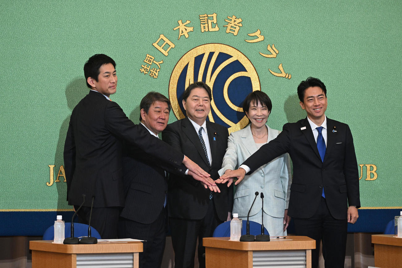 日本記者クラブ主催の討論会で写真に納まる（左から）小林鷹之元経済安保相、茂木敏充前幹事長、林芳正官房長官、高市早苗前経済安保相、小泉進次郎農水相（代表撮影）