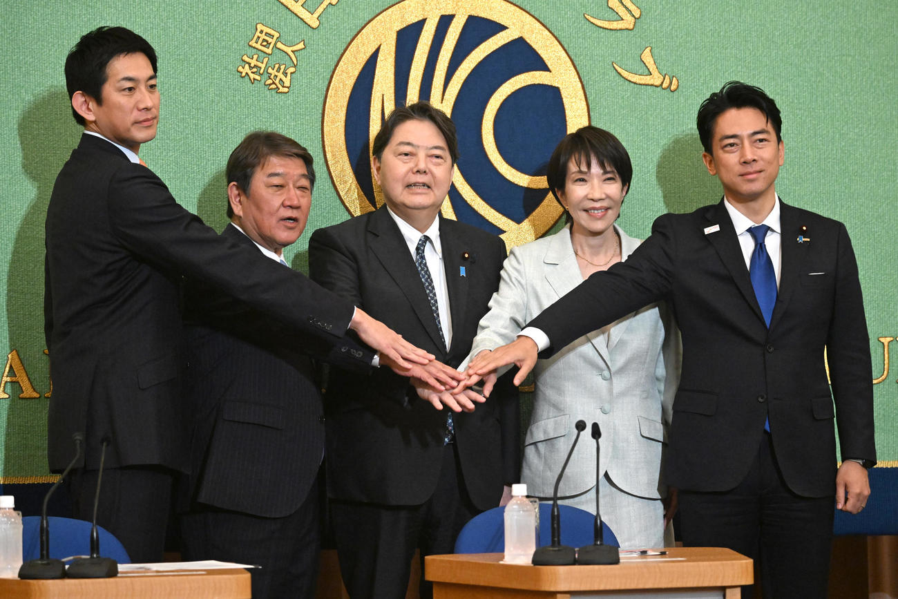 日本記者クラブ主催の討論会で写真に納まる（左から）小林鷹之元経済安保相、茂木敏充前幹事長、林芳正官房長官、高市早苗前経済安保相、小泉進次郎農水相（代表撮影）