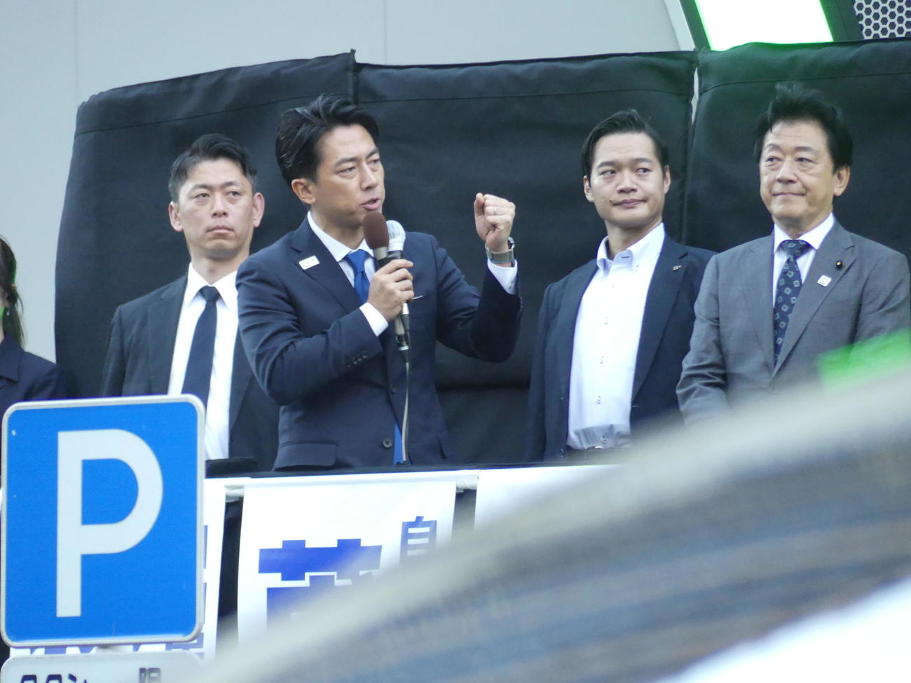 自民党が総裁選の一環で開いた秋葉原での街頭演説で自身の考えを訴える小泉進次郎農相（左から2人目）（撮影・中山知子）