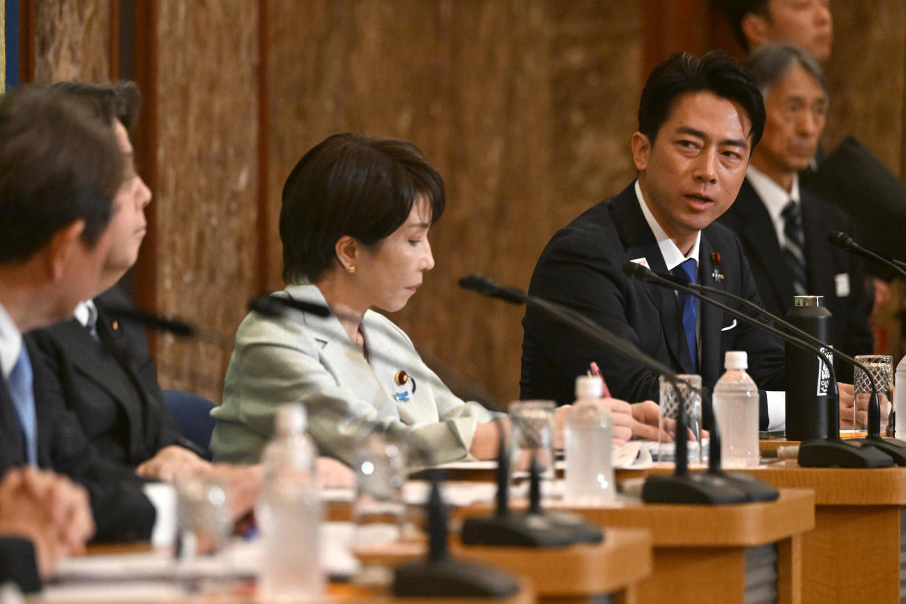 日本記者クラブ主催の討論会に参加した小泉進次郎農水相（右）（代表撮影）