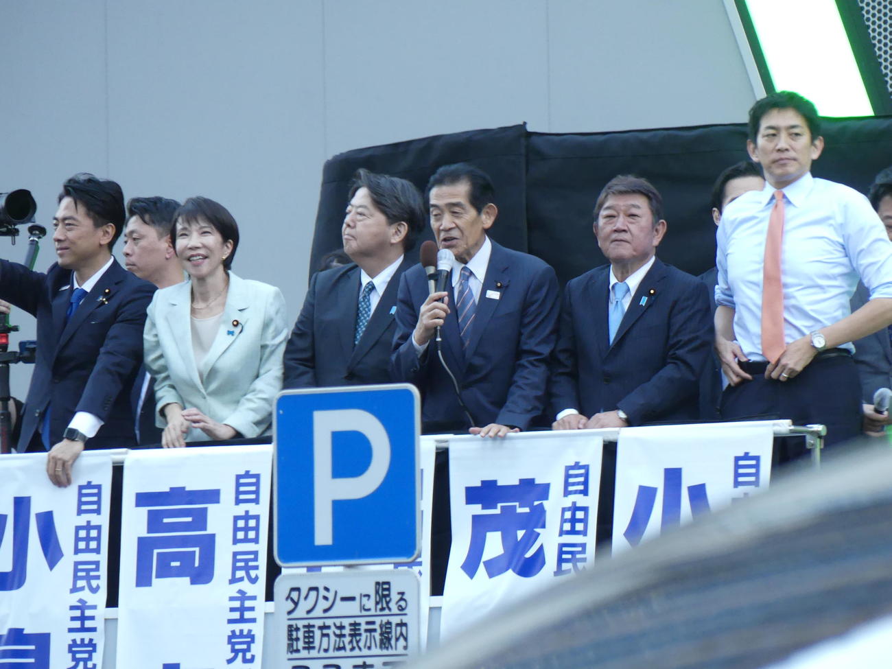 自民党総裁選で「聖地」秋葉原で街頭演説した左から小泉進次郎氏。高市早苗氏、林芳正氏、総裁選選管の逢沢一郎委員長、茂木敏充氏、小林鷹之氏（撮影・中山知子）