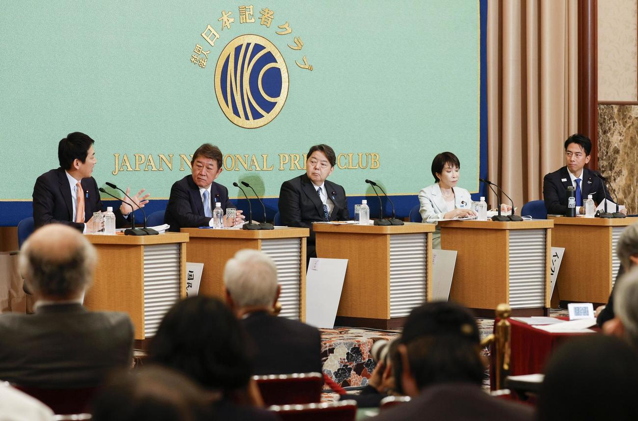 自民党総裁選の立候補者討論会で議論する（左から）小林元経済安保相、茂木前幹事長、林官房長官、高市前経済安保相、小泉農相（共同）
