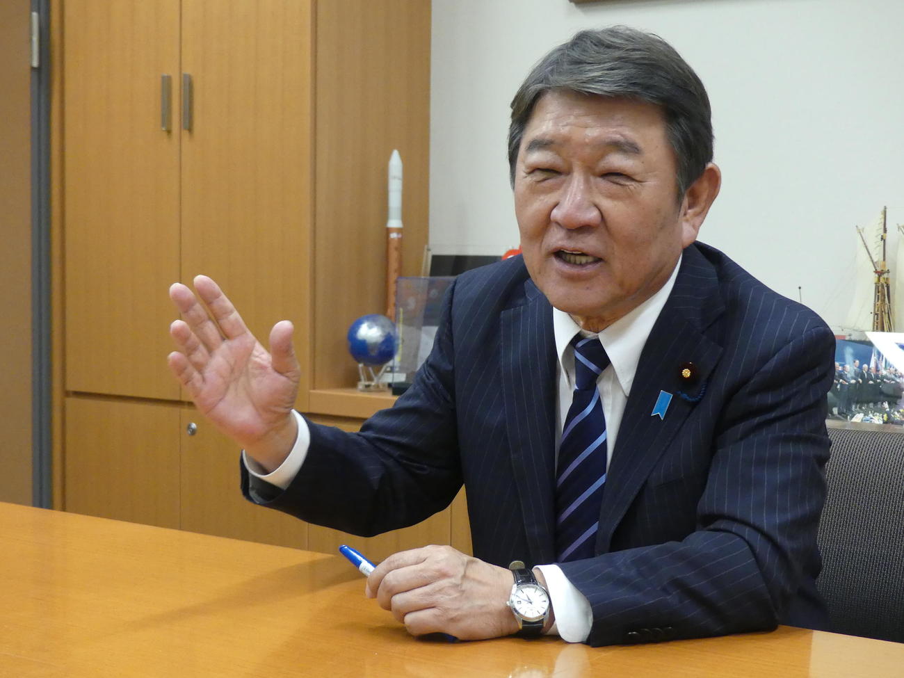スポーツ紙合同インタビューに応じる自民党の茂木敏充前幹事長（撮影・中山知子）