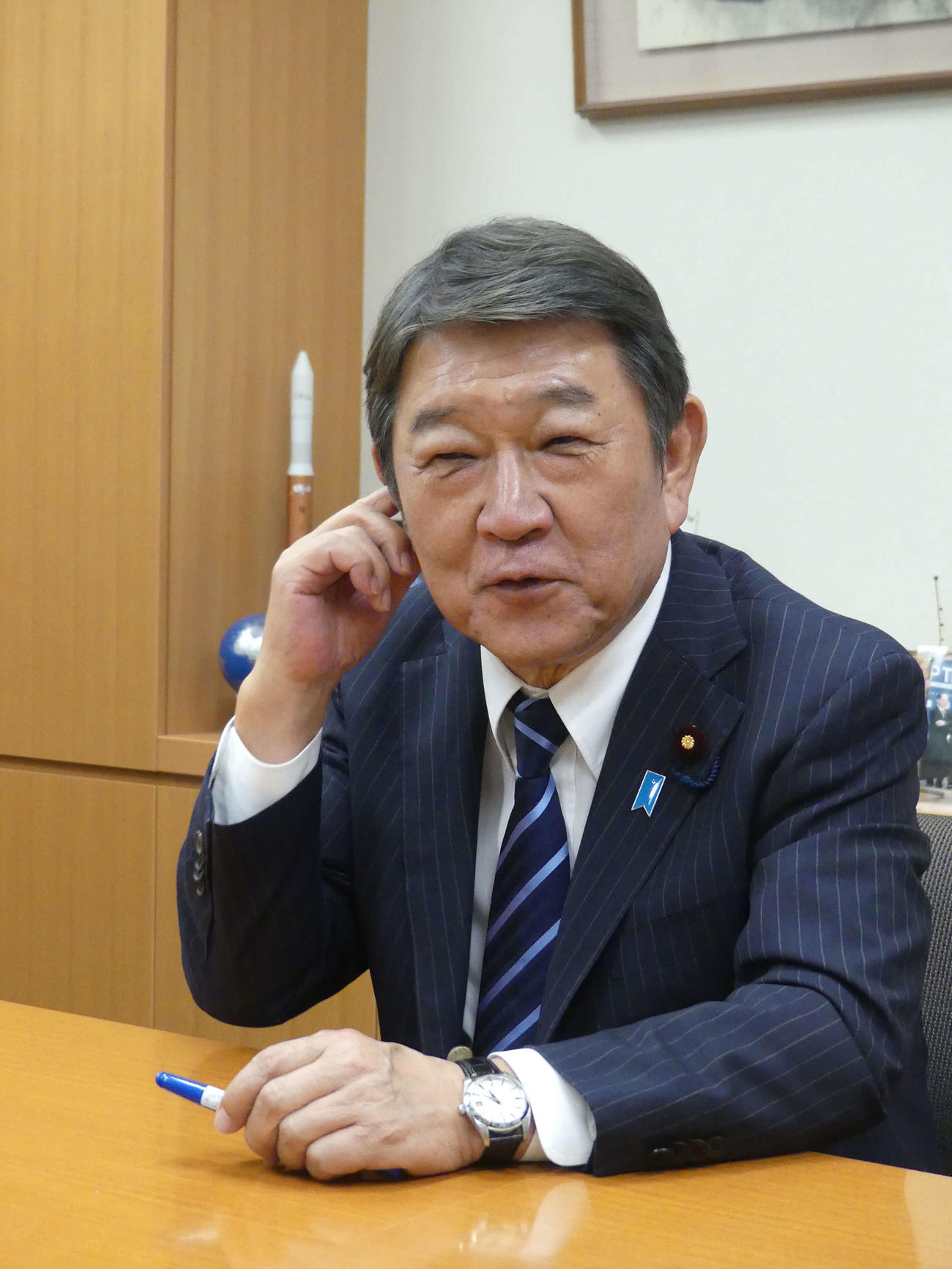 スポーツ紙合同インタビューに応じる自民党の茂木敏充前幹事長（撮影・中山知子）
