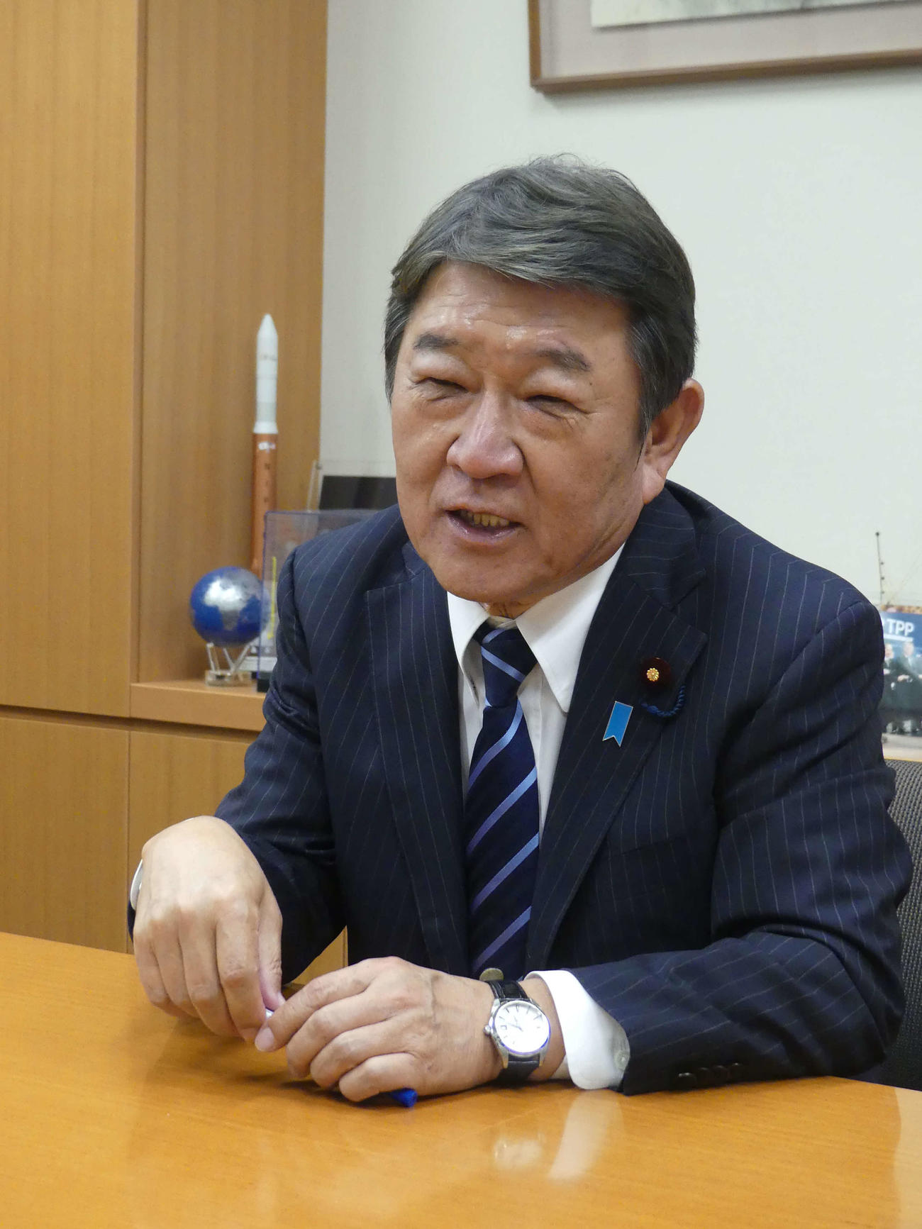 スポーツ紙合同インタビューに応じる自民党の茂木敏充前幹事長（撮影・中山知子）