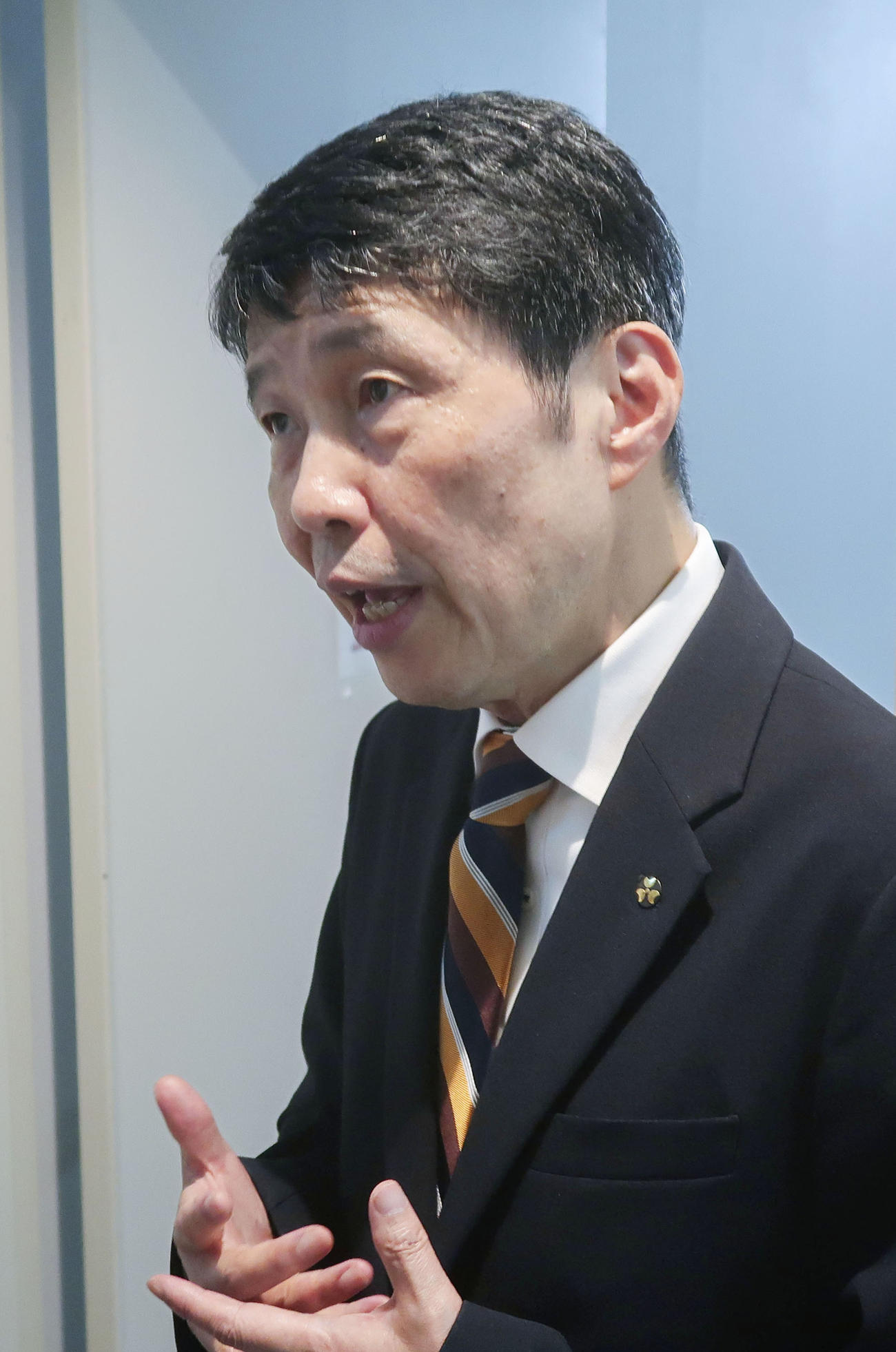取材に応じる群馬県の山本一太知事（共同）