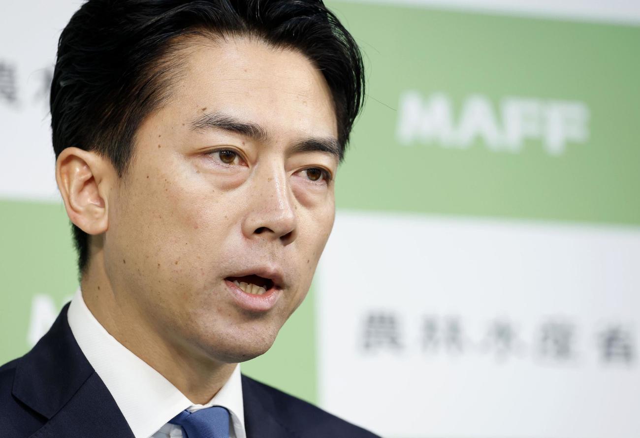 記者会見する小泉農相。自民党総裁選での配信動画に対するコメント投稿要請を巡り陳謝した（共同）