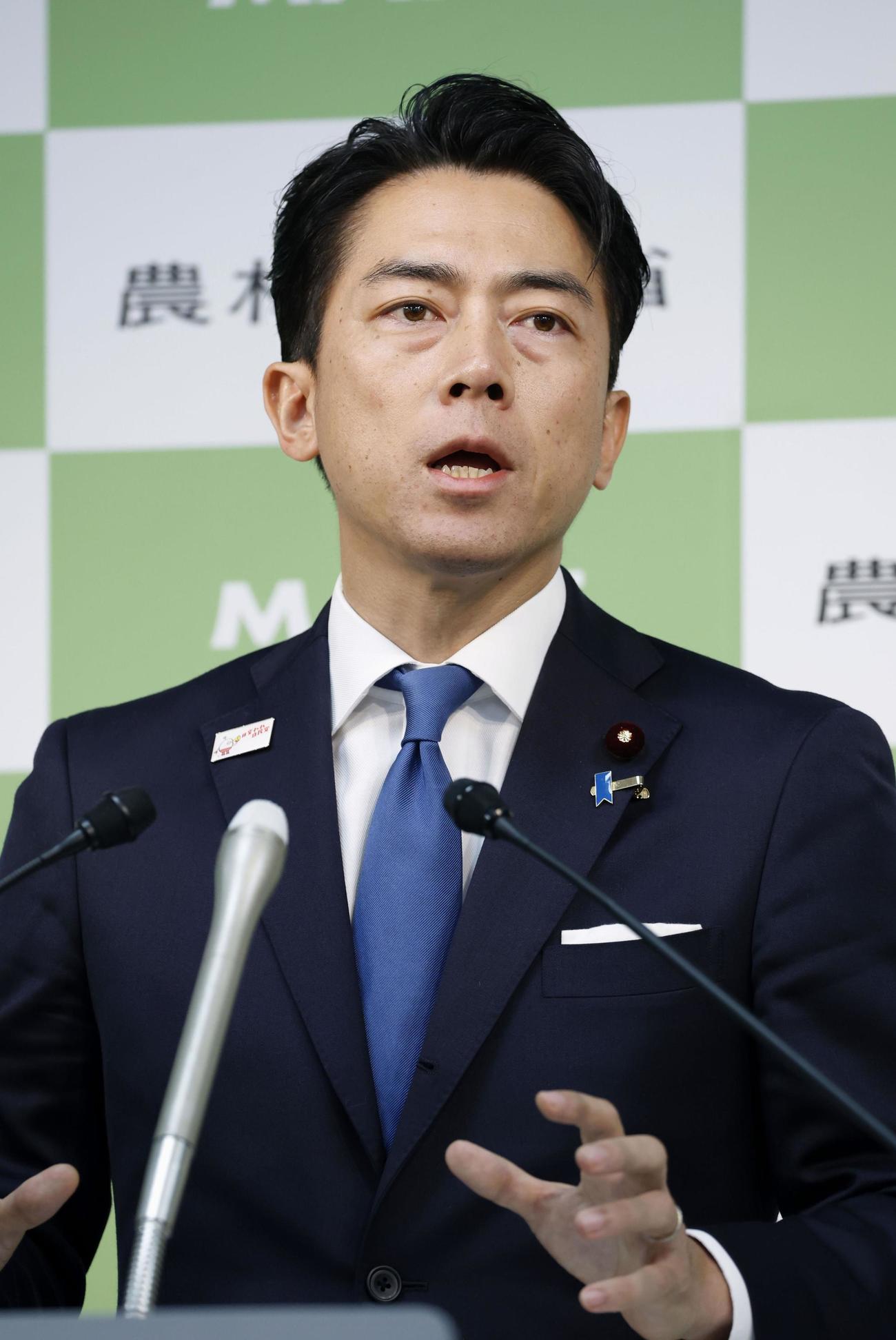 記者会見する小泉農相。自民党総裁選での配信動画に対するコメント投稿要請を巡り陳謝した＝26日午前、農水省（共同）